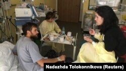 Надзея Талаконьнікава наведвае Пятра Вярзілава ў бэрлінскім шпіталі, архіўнае фота