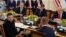 Кадър от преговорите в Белия дом между украинския перзидент Володимир Зеленски, президента на САЩ Доналд Тръмп и европейски лидери.