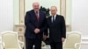 Александър Лукашенко на посещение в Кремъл, където е посрещнат от руския президент Владимир Путин.