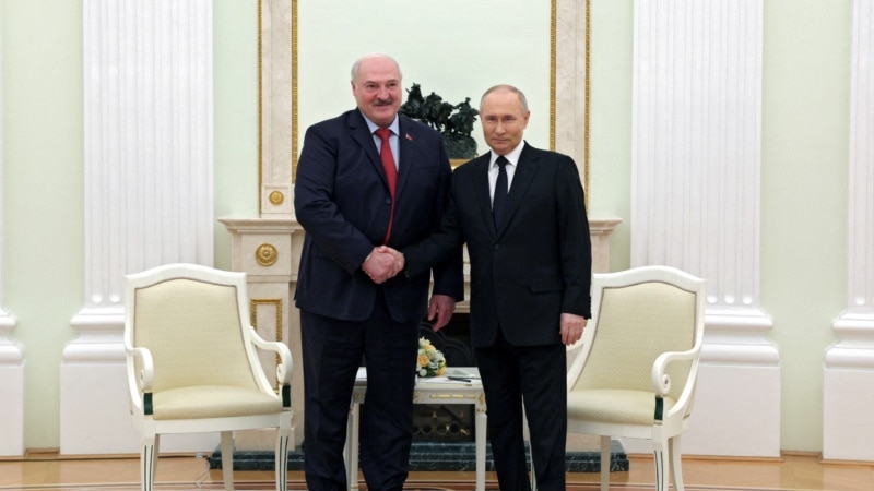 Лукашэнка як «прэсавы сакратар» Крамля. Што стаіць за нечаканым візытам у Маскву