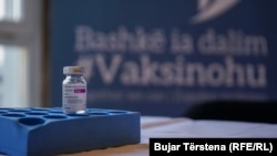 Egy adag AstraZeneca-vakcina a koszovói Pristinában, a fertőző betegségek klinikáján