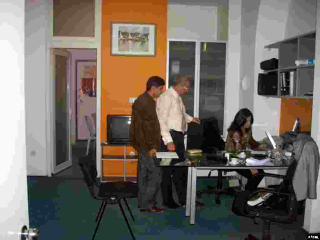 Prezidentliyə namizəd Qulamhüseyn Əlibəylinin seçki qərargahının yerləşdiyi küçəni tapsaq da, ofisin özünü tapmaq müşkül düşdü. Çünki bizə deyilən yerdə Q. Əlibəylinin seçki qərargahını nə tanıyan vardı, nə də haradasa bunu göstərən bir yazı... Bu iki otaq əslində Q.Əlibəylinin seçki qərargahının sədri Qorxmaz İbrahimlinin rəhbərlik etdiyi QHT-nin ofisidir və bəzi hallarda seçki qərargahı kimi istifadə olunur...