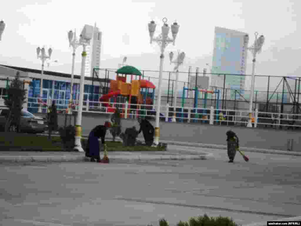 Aşgabatda t&uuml;rkmen zenanlary k&ouml;&ccedil;e s&uuml;p&uuml;r&yacute;&auml;r