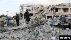 Разрушения на месте взрыва в столице Сомали. Могадишо, 14 октября 2017 года.