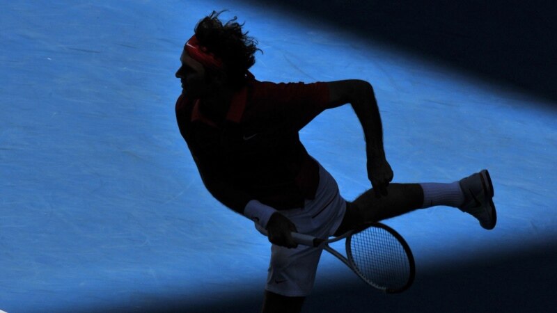 Federer ndëshkohet me 3,000 dollarë për sharje në Australian Open