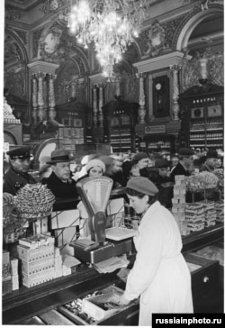 Prodavačica opslužuje gomilu kupaca 1950.