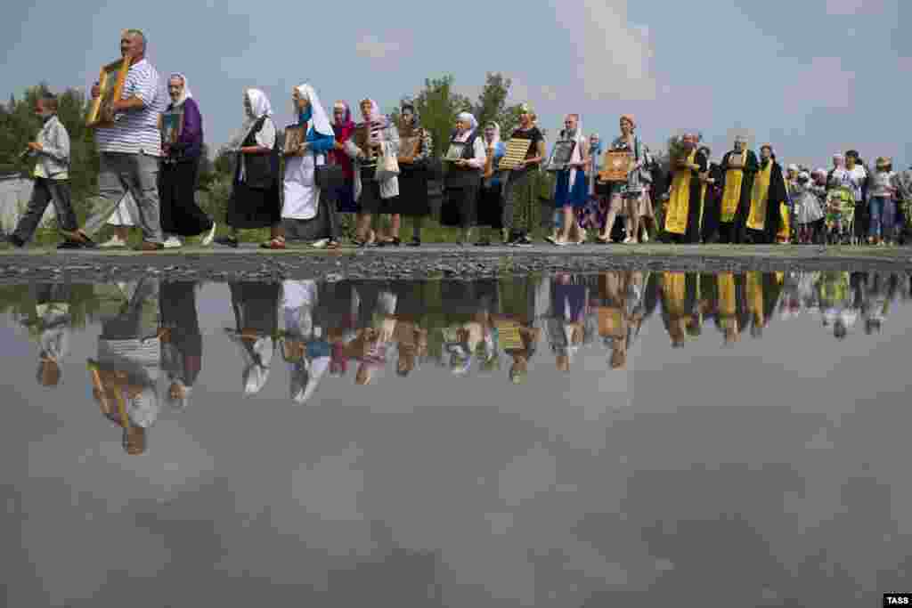 Orthodox believers take part in a religious procession to mark the Christianization of Russia, in the Novosibirsk region on July 28. (TASS/Kirill Kuchmar)&nbsp;