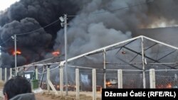 Bosnjë dhe Hercegovinë - Zjarr në kampin e migrantëve Lipa në Bosnjën veriperëndimore, 23 dhjetor 2020.