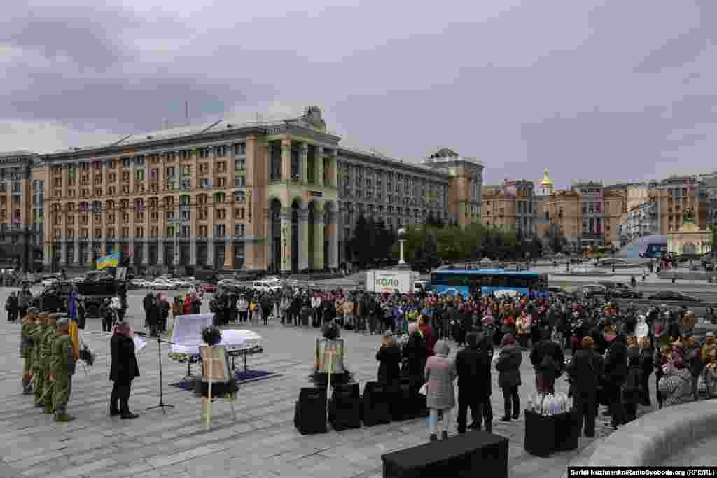 «Сьогодні втрачаю доньку, мою гордість, мою опору. Хочу вам сказати велике дякую. Вона завжди говорила: «Мамо, нема чужих людей. Вони всі мої люди». Була в сфері кіно, вона говорила: «Мої актори». Коли пішла у військо, вона говорила: «Мої хлопці», – розповіла мама загиблої військової «Квітки»