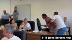 Момент од инцидентот за време на седницата на Советот на општина Кочани