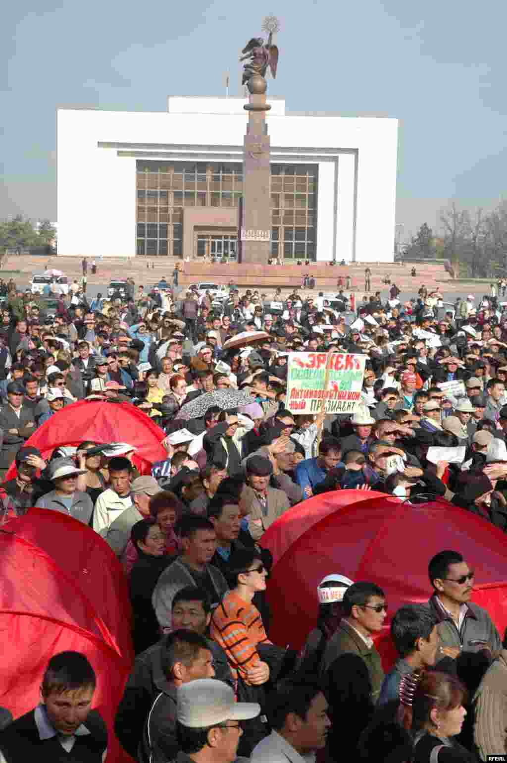Demonstrators in Bishkek on November 6 (RFE/RL) - In the run-up to the protests, President Bakiev met several times with opposition leaders, but the meetings produced no results.