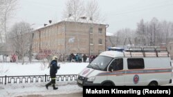 Машина скорой помощи рядом со школой № 127 в Перми. 15 января 2018 года.