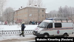 Машина скорой помощи рядом со школой № 127 в Перми. 15 января 2018 года.