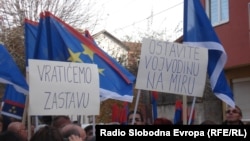 Protest zbog uklanjanja zastave Vojvodine sa dva novosadska javna preduzeća, novembar 2012. foto: Norbert Šinković