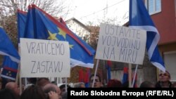 Protest zbog skidanja zastave, 11. novembar 2012. fotografije uz tekst: Norbert Šinković