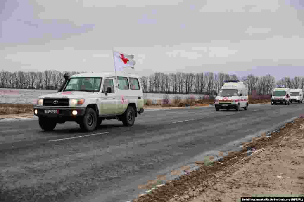 Евакуаційна колона Українського Червоного Хреста на дорозі в районі Броварів, 13 березня 2022 року 