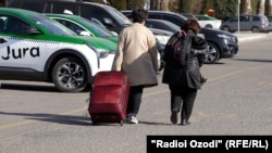 Мусофирони аз Эрон баргашта дар фурудгоҳи Душанбе 