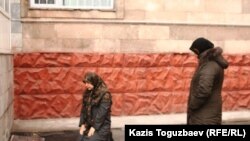 Қочқинларнинг яқинлари суд биноси ҳовлисида намоз ўқимоқда.