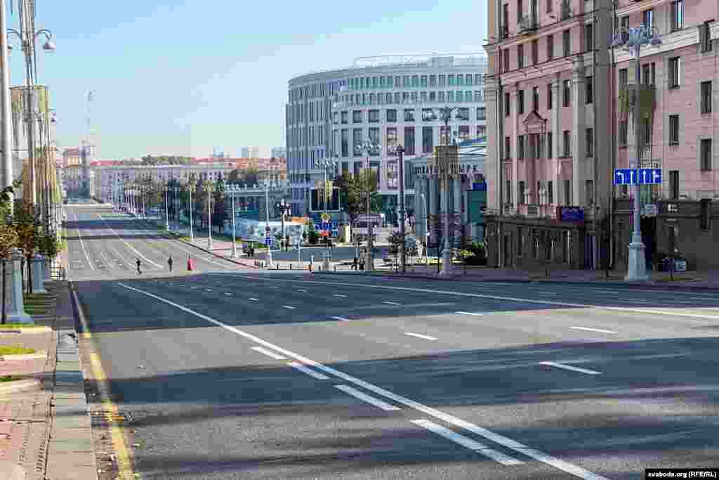Булеварот на неазависност во Минск, испразнет.