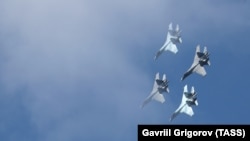 Ілюстрацыйнае фота. Расейскія зьнішчальнікі Су-35С у небе