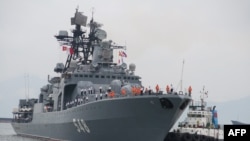 Российский большой противолодочный корабль "Адмирал Пантелеев" входит в порт Дананг, вместе с еще двумя кораблями ВМФ России. Июль 2015 года