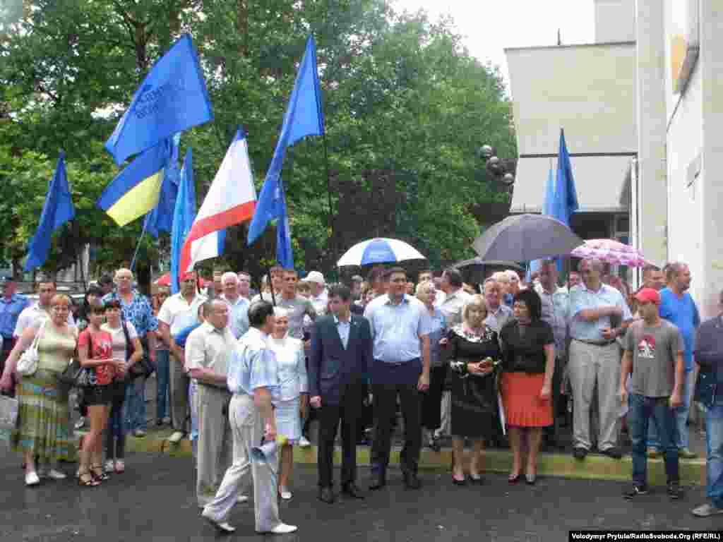 Влада заборонила акцію на захист української мови, але дозволила мітинг і ходу Партії регіонів. В перших лавах прихильників мовного закону &ndash; міністр освіти Криму, кримські і сімферопольські депутати та чиновники.