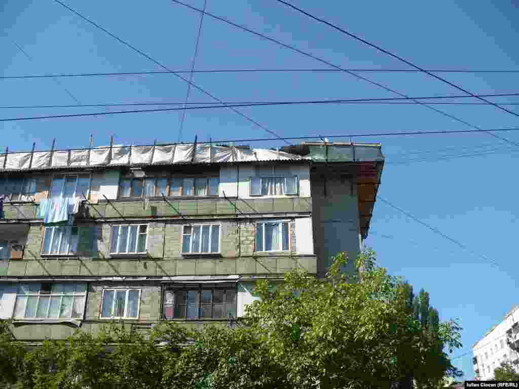 Se înalţă, crescând, mansardele ţării