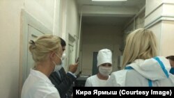 Юлия Навальная в коридоре омской больницы, в которую госпитализировали Алексея