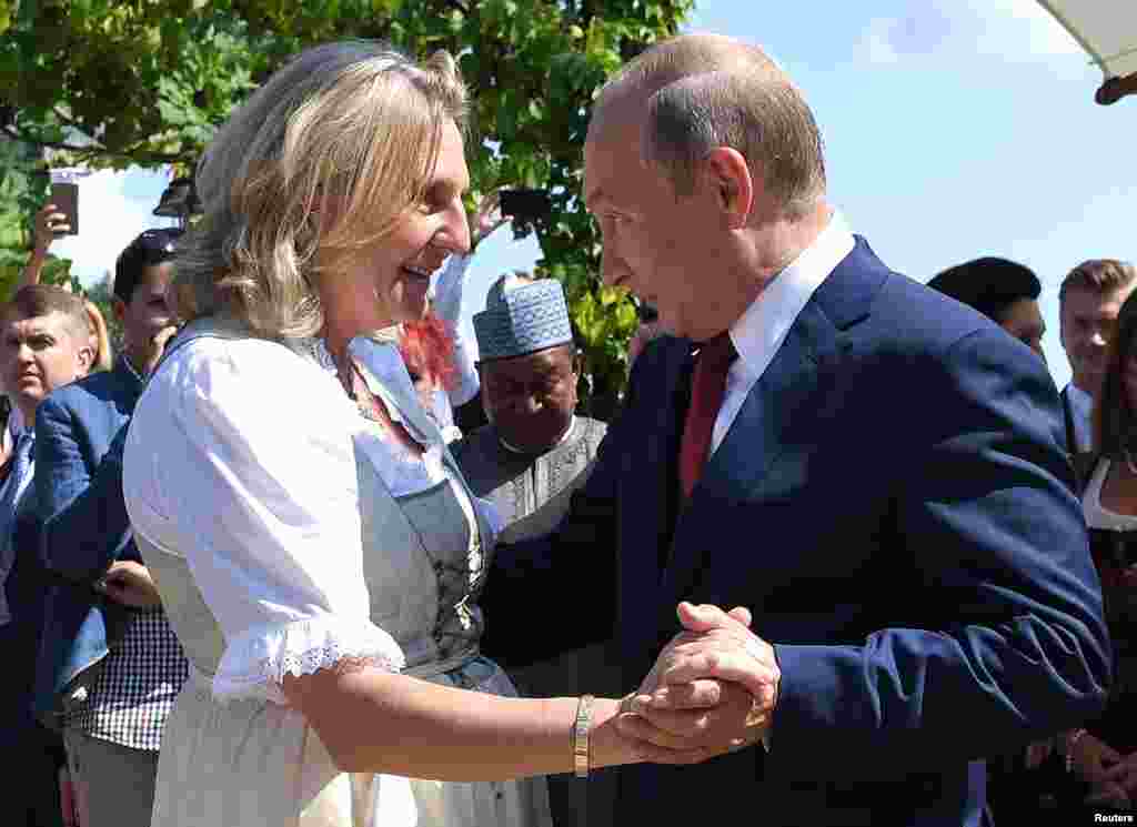 Втім, нарешті прибувши, Путін порадував нареченій букет квітів і танцював із нею