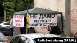 Такий намет стоїть перед будівництвом уже не перший місяць