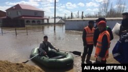 Улицы Актобе затопило паводковыми и талыми водами.