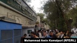 بانک ته ولاړ خلک