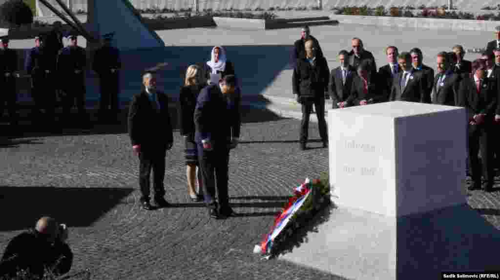 Predsjednik Republike Srpske Milorad Dodik odaje počast žrtvama genocida u Memorijalnom centru Potočari.