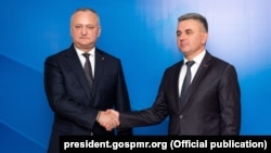 Președintele Republicii Moldova Igor Dodon (s) și liderul de la Tiraspol Vadim Krasnoselski (d), decembrie 2018