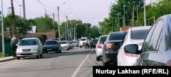 Блокпосты маңындағы көлік кептелісі. Алматы облысы, 14 мамыр. 2020 жыл.