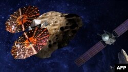 Ilustracija svemirske letjelice Lucy (lijevo) kako leti pokraj jednog od trojanskih asteroida koje NASA želi proučavati.
