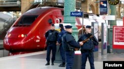 Pamje e pjesëtarëve të policisë franceze në stacionin Gare du Nord në Paris
