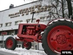 МТЗ-2 «Беларусь» на пастамэнце каля заводу, архіўнае фота