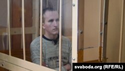 «Убийца с бензопилой» Владислав Казакевич в суде, где его обвиняют в покушении на убийство охранников тюрьмы. Могилев, 14 мая 2018 года.