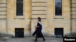 Univerzitet Oxford svake godine dodjeljuje samo nekoliko počasnih diploma.