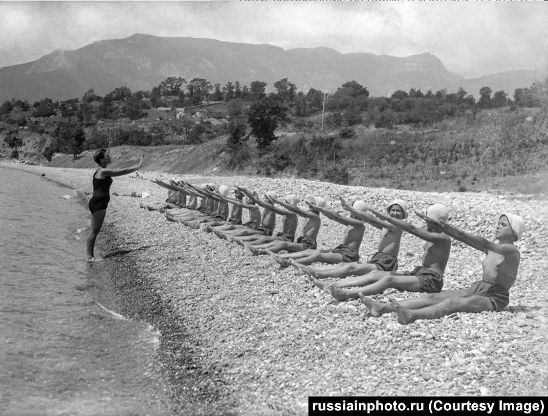 писающие на пляже