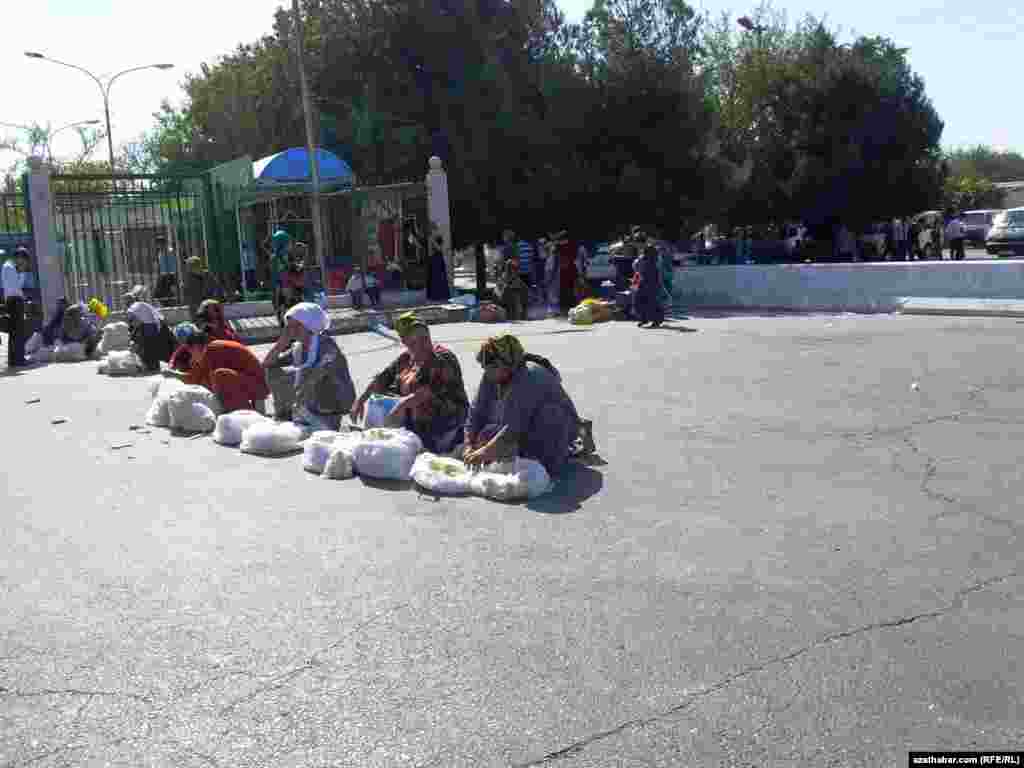 Aşgabatda köçe söwdasyny edýän zenanlar