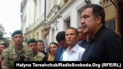 Михаил Саакашвили "Леополис" қонақүйінің алдында тұр. Львов, Украина, 12 қыркүйек 2017 жыл.