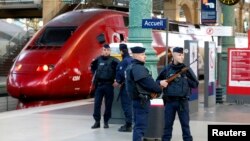 Oko sat i po posle ponoći policajci su počeli su da odlaze i situacija je vraćena u normalu