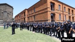 Армения ұлттық қауіпсіздік қызметінің арнайы жасағы мен полиция Армян апостол шіркеуінің діни орталығына архиепископ Микаэл Аджапахянды әкетуге келіп тұр. Эчмиадзин, Армавир облысы, Армения. 27 маусым, 2025 жыл.
