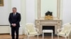 Прем'єр-міністр Словаччини Роберт Фіцо стоїть у Кремлі в Москві, чекаючи на зустріч з президентом Росії Володимиром Путіним, 22 грудня 2024 року.