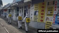 Өзгөчө кырдаалдар министрлигинин кызматкерлери коронавируска каршы дезинфекция иштерин жүргүзүүдө. Июнь, Бишкек. 