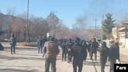 تصویری از پلیس ضدشورش برای مقابله با معترضان در لردگان 