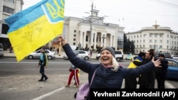 Ілюстраційне фото. У центрі Херсону люди радіють звільненню міста з-під окупації Росією та втечі армії РФ. Херсон, 12 листопада 2022 року