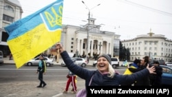 Деоккупация Херсона, жители на улицах радуются украинским военным, ноябрь 2022 года